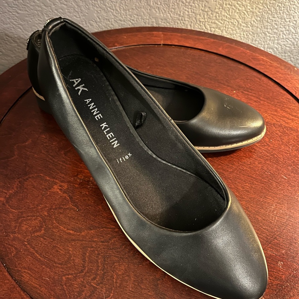 Anne Klein Black Leather Slip-On Round-Toe Flats with Contrast Trim